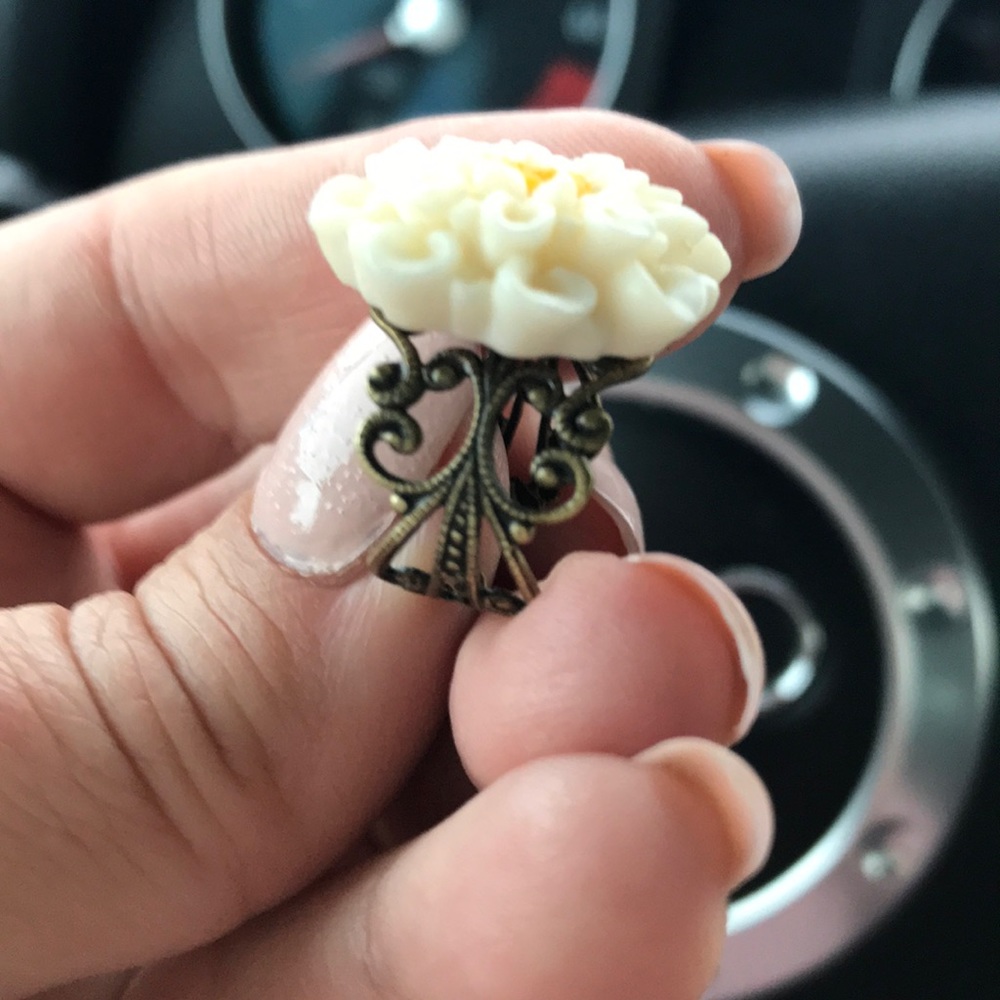 Gorgeous flower ring - Picture 4 of 4